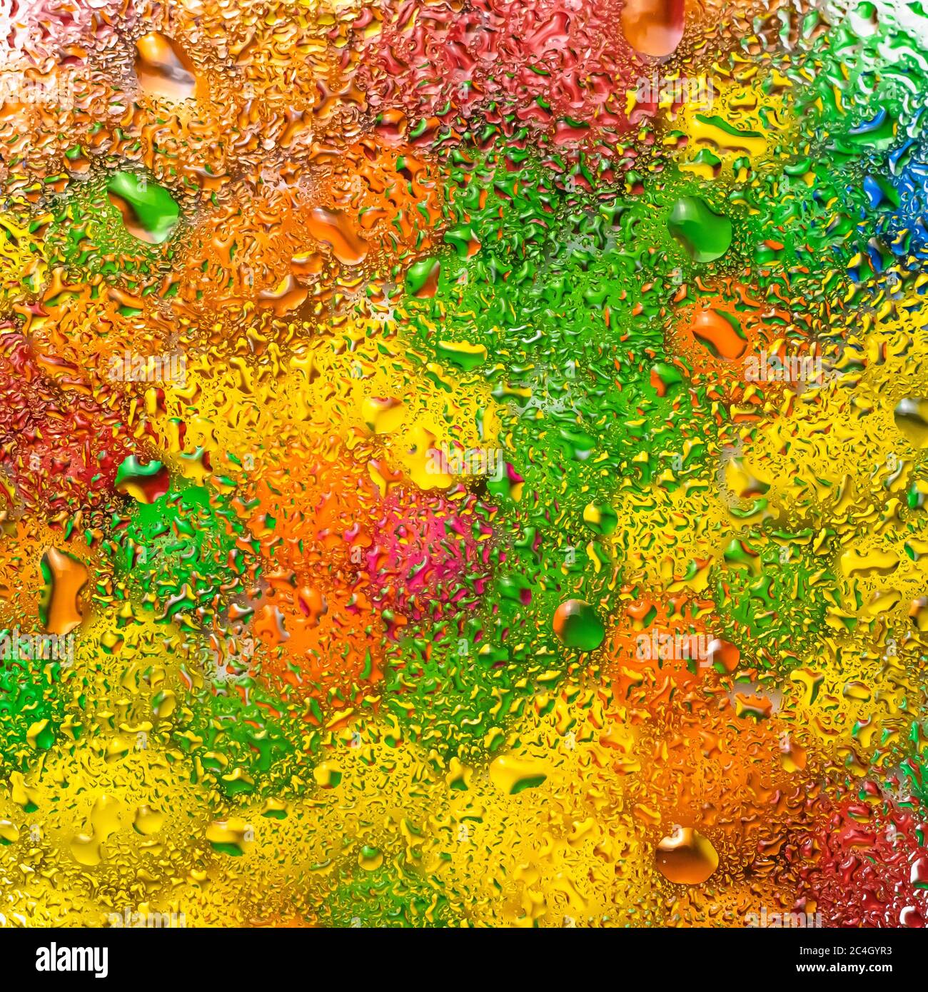 Arrière-plan abstrait coloré avec bulles. De l'eau tombe sur la surface en verre. Papier peint multicolore, texture versicolore Banque D'Images