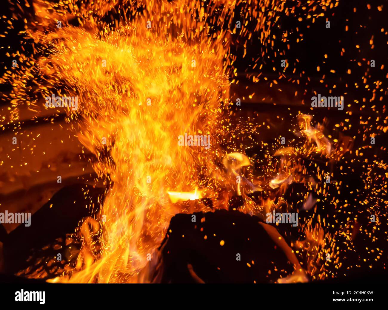 Les flammes s'élèvent à la suite de la combustion de billes dans un feu de  camp éclairé à l'intérieur d'un tambour métallique Photo Stock - Alamy