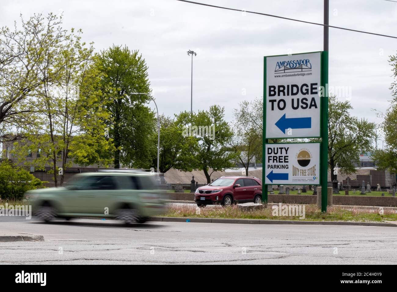 Le panneau « Bridge to USA », vu comme une voiture, s'enraye pour entrer dans le pont ambassadeur Detroit-Windsor, États-Unis-Canada. Banque D'Images Le panneau « Bridge to USA », vu comme une voiture, s'enraye pour entrer dans le pont ambassadeur Detroit-Windsor, États-Unis-Canada. Banque D'Images