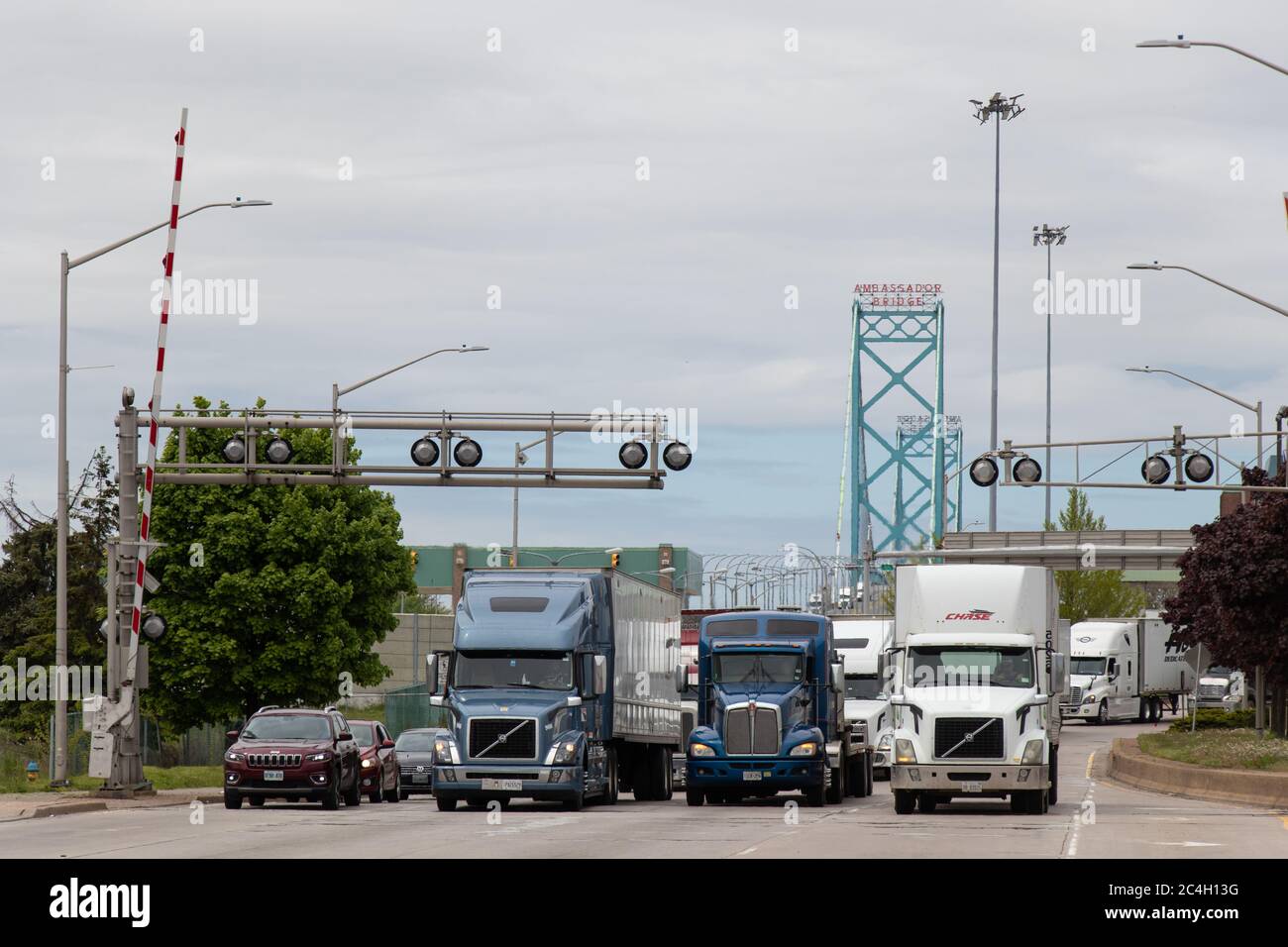 Camions et véhicules vus quittant le pont Ambassador de Detroit entrant au Canada après avoir traversé la frontière canado-américaine, pont vu en arrière-plan Banque D'Images