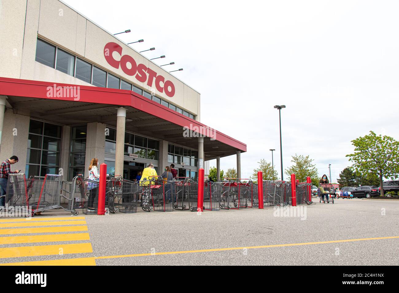 Les clients attendent en ligne pour entrer dans un magasin Costco Wholesale, pendant les protocoles stricts pendant la pandémie COVID-19, Banque D'Images