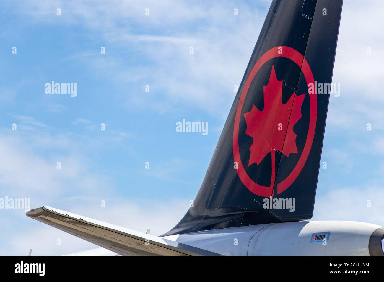 Logo d'Air Canada sur la queue d'un aéronef en stationnement à l'aéroport international de Windsor. Banque D'Images