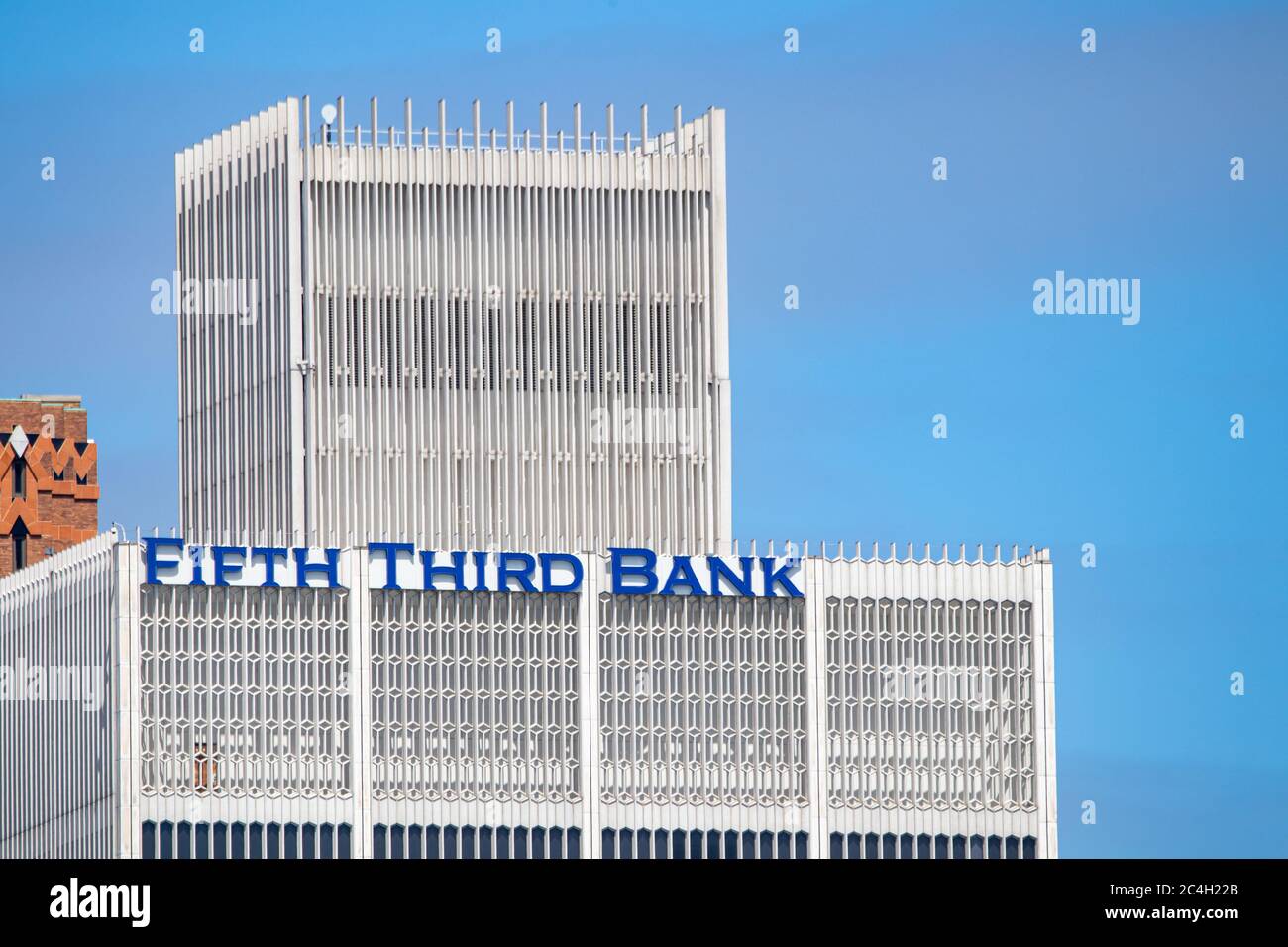 Fifth Third Bank, logo d'une société bancaire américaine, visible au sommet d'un immeuble de bureaux Woodward dans le centre-ville de Detroit, Michigan. Banque D'Images