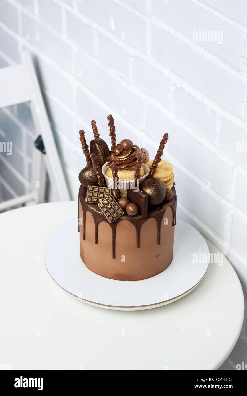 Gateau D Anniversaire Au Chocolat Elegant Avec Chocolat Noir Fondu Gateau Gateau Biscuits Et Bonbons Sur Fond Blanc Photo Stock Alamy