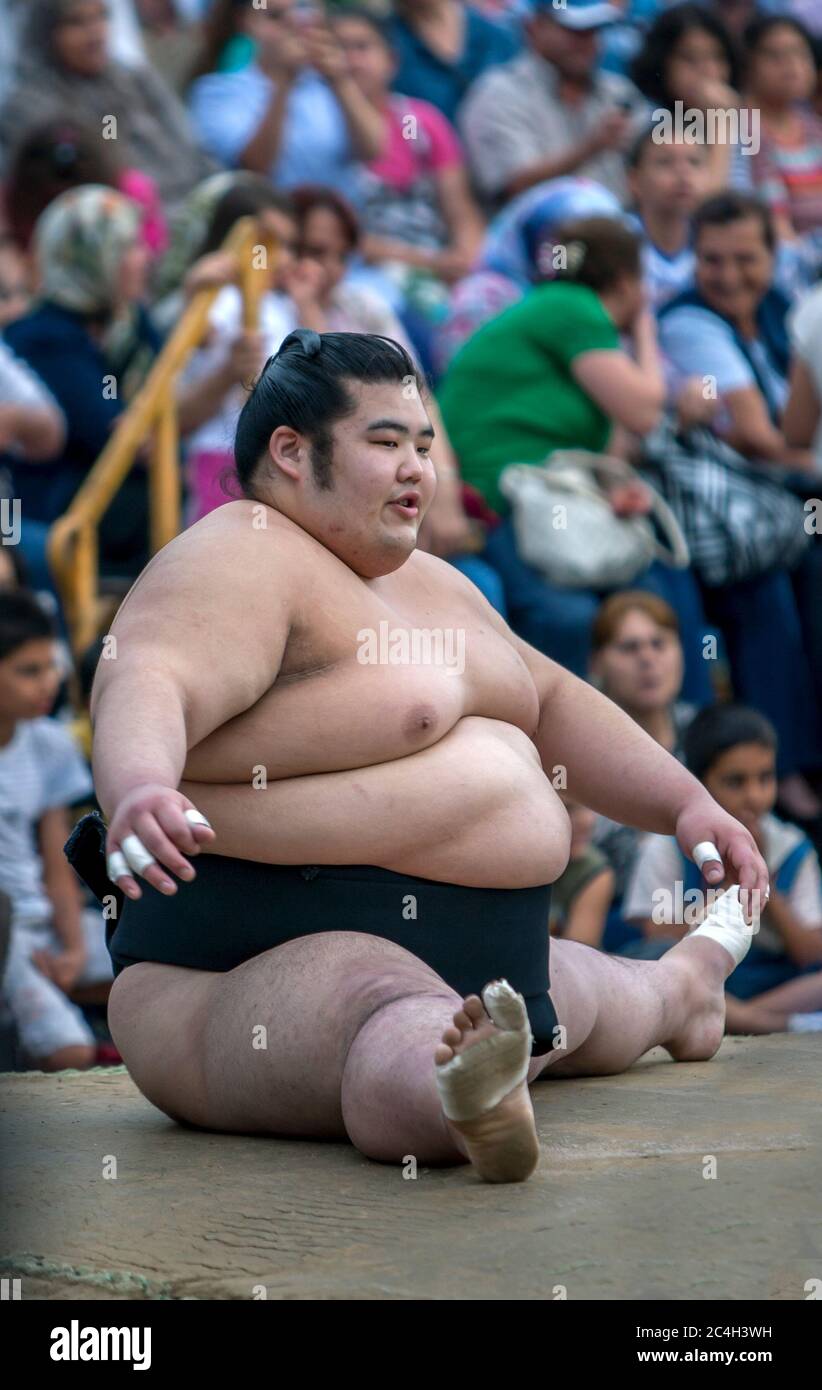 Un lutteur sumo japonais se prépare à la bataille lors d'une exposition à Edirne en Turquie. Une grande foule de Turcs regardent. Banque D'Images Un lutteur sumo japonais se prépare à la bataille lors d'une exposition à Edirne en Turquie. Une grande foule de Turcs regardent. Banque D'Images