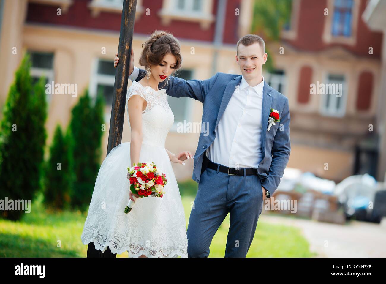 Bonne mariée et marié à leur mariage. Jeunes mariés dans le parc. Banque D'Images