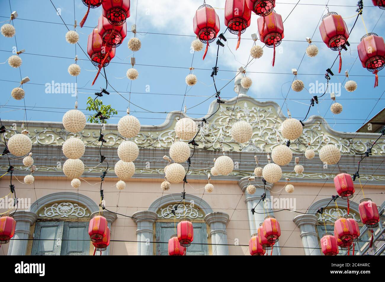 Kuala Terengganu - 2018 février : lanternes chinoises rouges suspendues à l'extérieur du bâtiment historique colonial de Chinatown. Banque D'Images