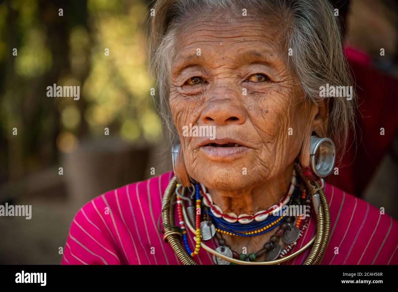 Loikaw, Myanmar - février 2020 : Portrait d'une vieille femme de la tribu Kayaw, un groupe minoritaire vivant dans le village de montagne éloigné de Htay Kho Banque D'Images