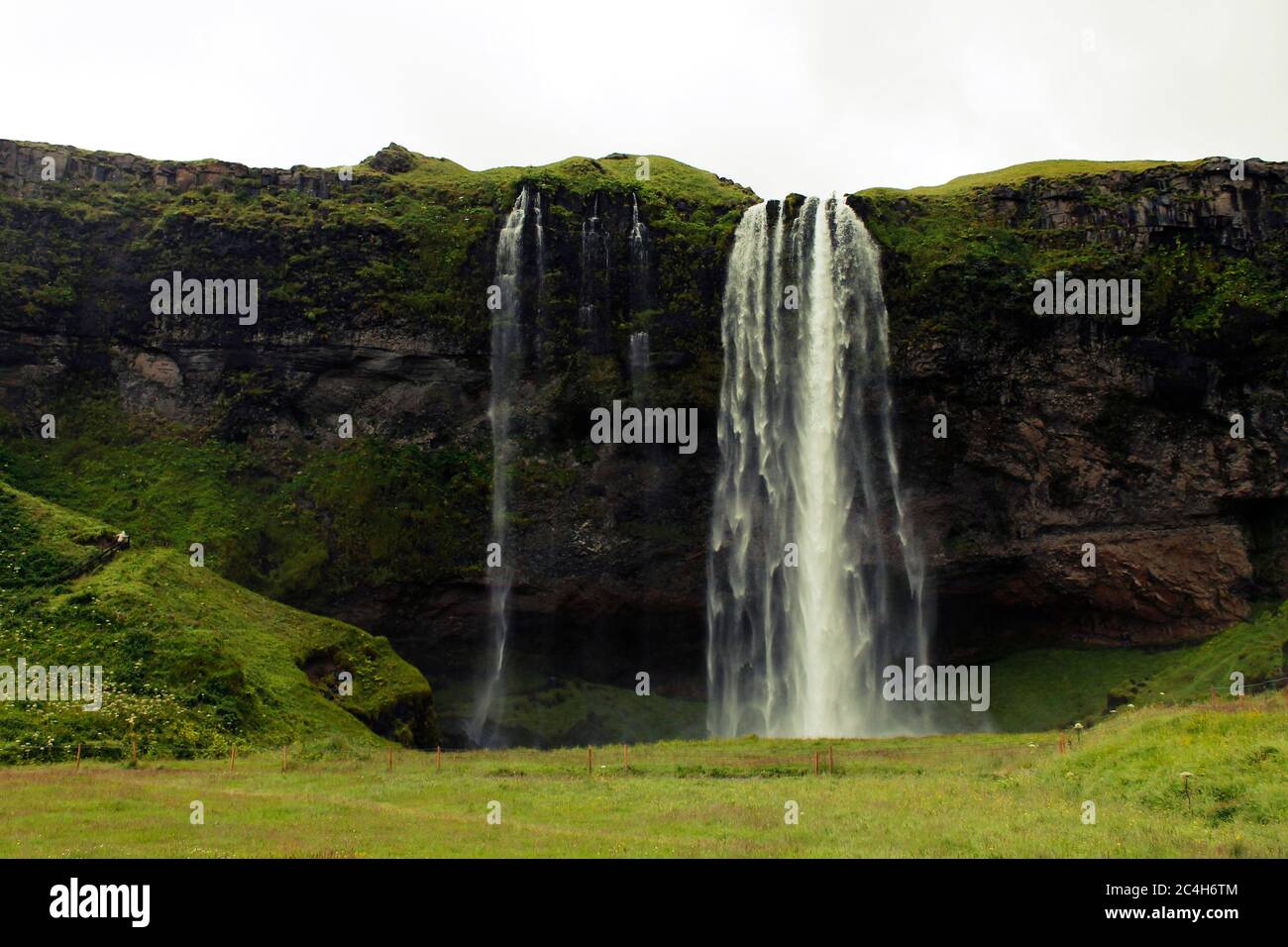 La cascade de Seljalandsfoss, une destination touristique bien connue en Islande Banque D'Images