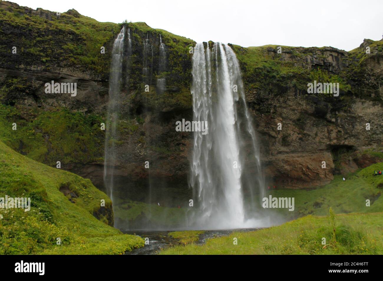 La cascade de Seljalandsfoss, une destination touristique bien connue en Islande Banque D'Images