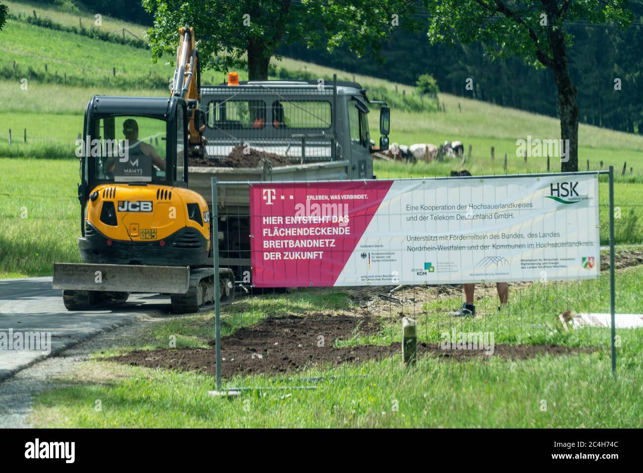 Chantier, installation de la télévision par câble haut débit moderne, par Telekom, Internet rapide, près d'Osterwald, un quartier de la ville de Schmallenberg, Hochsauerland Banque D'Images