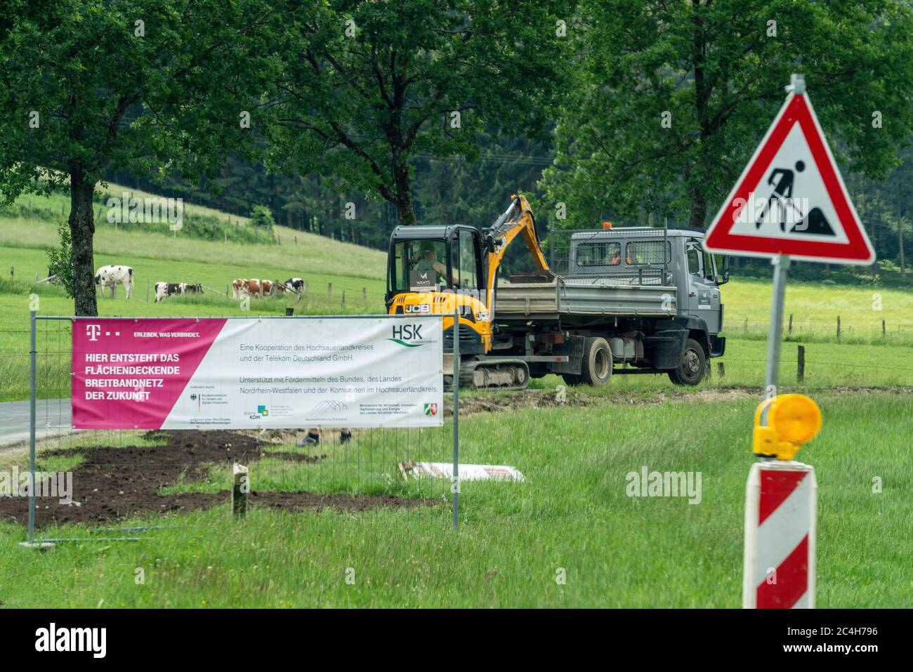 Chantier, installation de la télévision par câble haut débit moderne, par Telekom, Internet rapide, près d'Osterwald, un quartier de la ville de Schmallenberg, Hochsauerland Banque D'Images