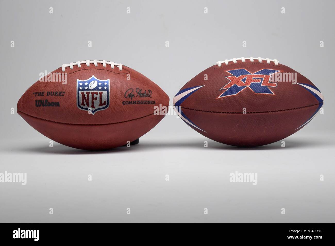 Un authentique ballon de football officiel Wilson « The Duke » 2020 avec un  bouclier métallique