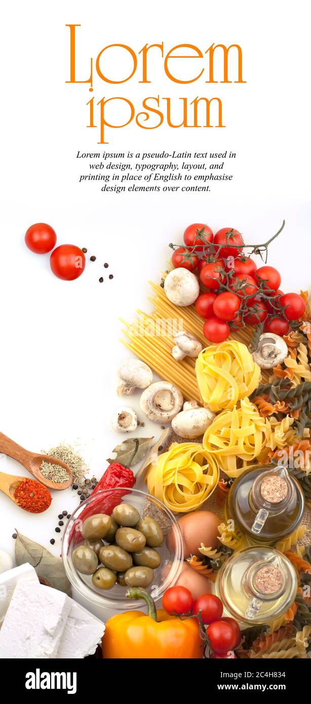 Pâtes italiennes avec légumes, fromage aux herbes et huiles de cuisson sur fond blanc. Espace libre pour le texte. Vue de dessus. Banque D'Images