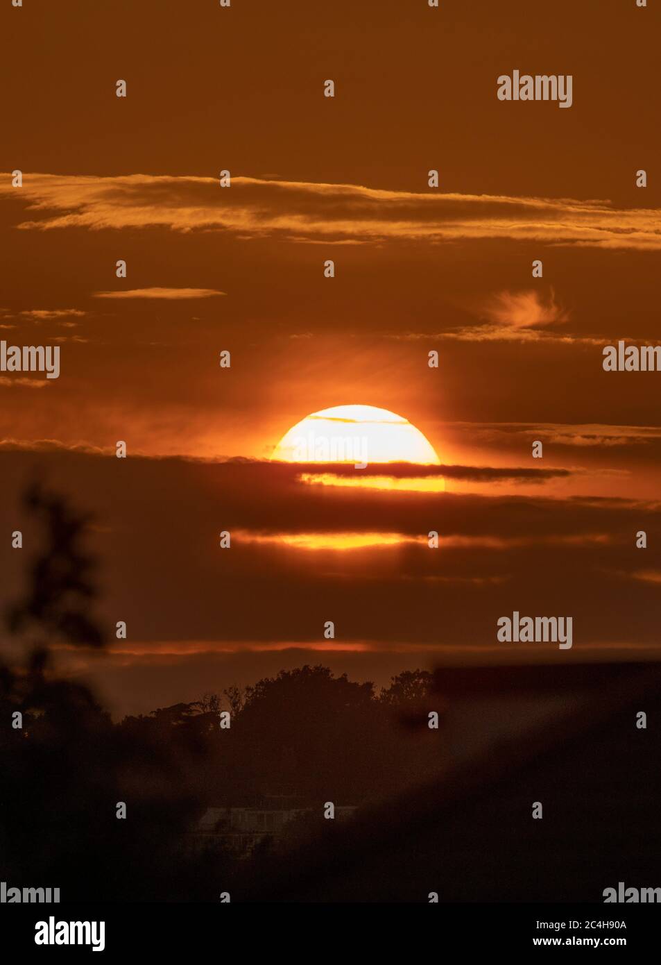 26.6.20. Coucher de soleil nuageux derrière Wimbledon Hill après une semaine de canicule à Londres, Royaume-Uni Banque D'Images