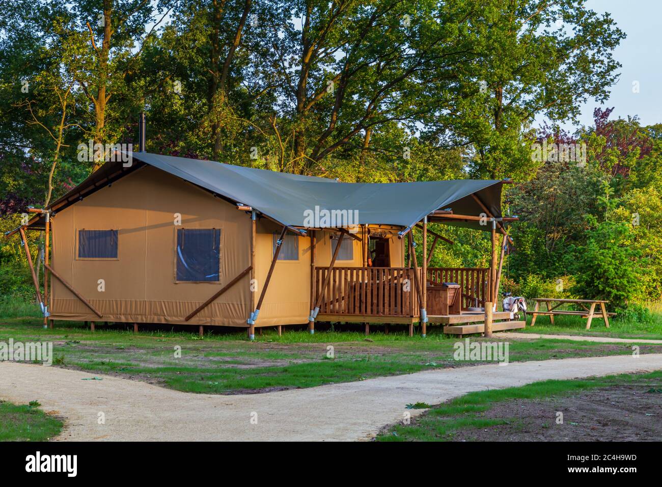 Grande tente de bungalow family au parc de loisirs aux pays-Bas Banque D'Images