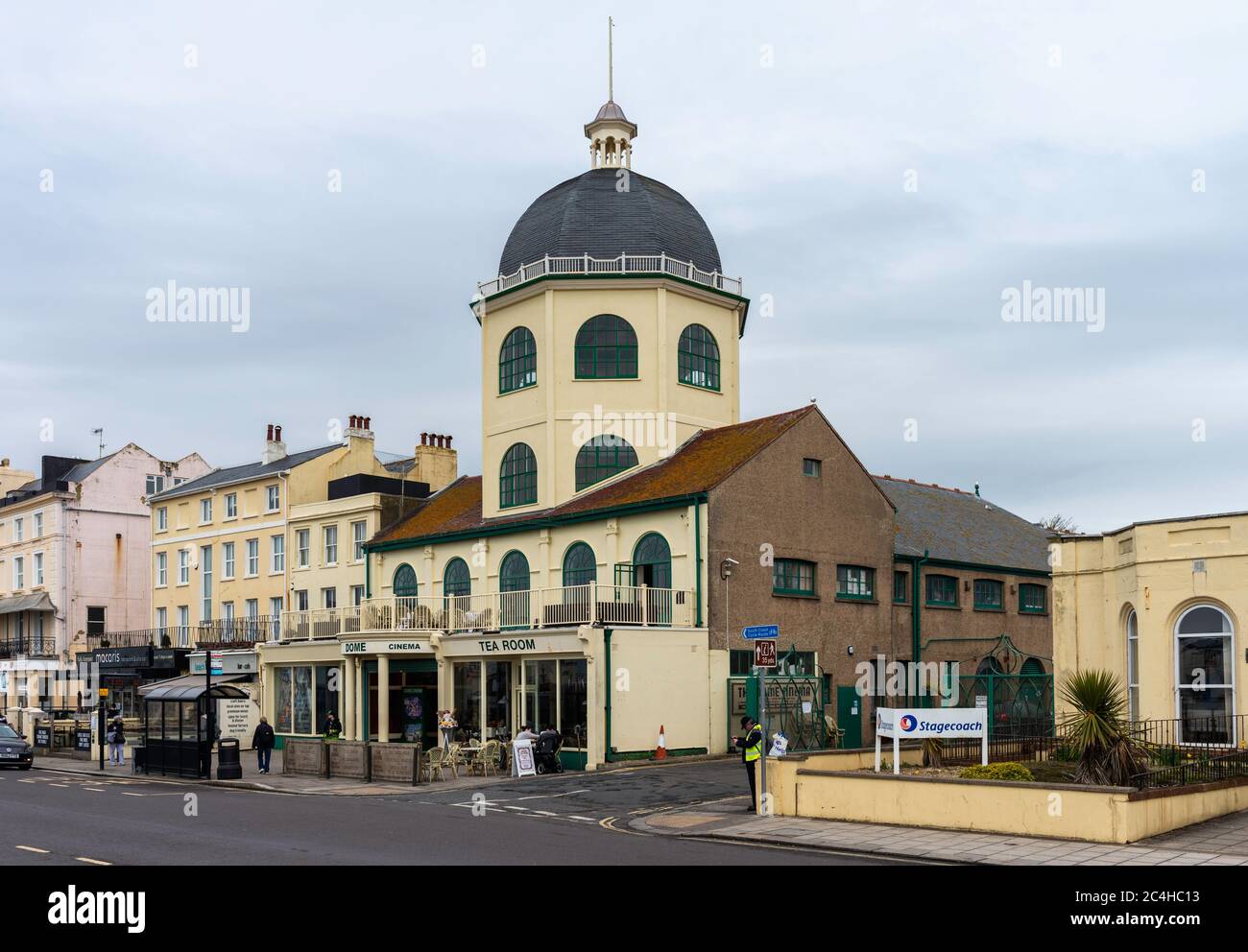 Le Dome Cinema(1911) est un bâtiment édouardien classé de grade II et est l'un des plus anciens cinémas en activité d'Angleterre. Worthing, West Sussex, Angleterre, Royaume-Uni. Banque D'Images