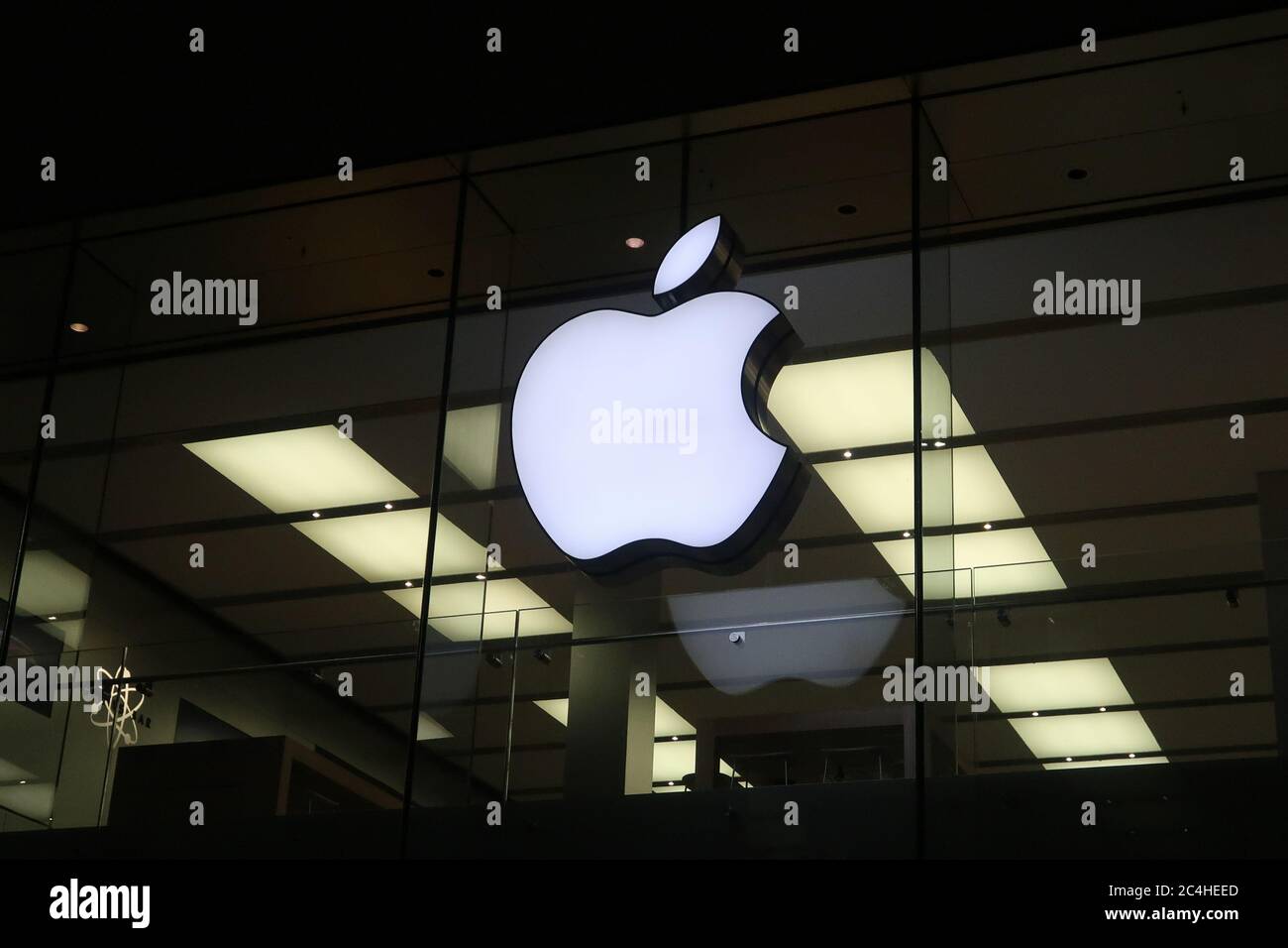 Apple Store la nuit à Munich. Banque D'Images