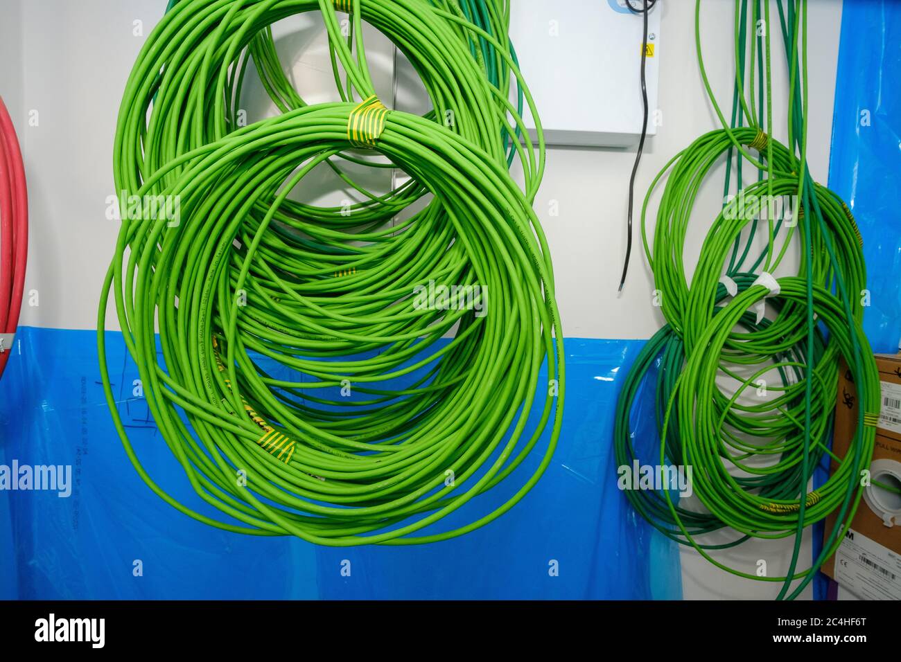 Les antennes du câble réseau pendent du plafond dans le bâtiment en construction Banque D'Images