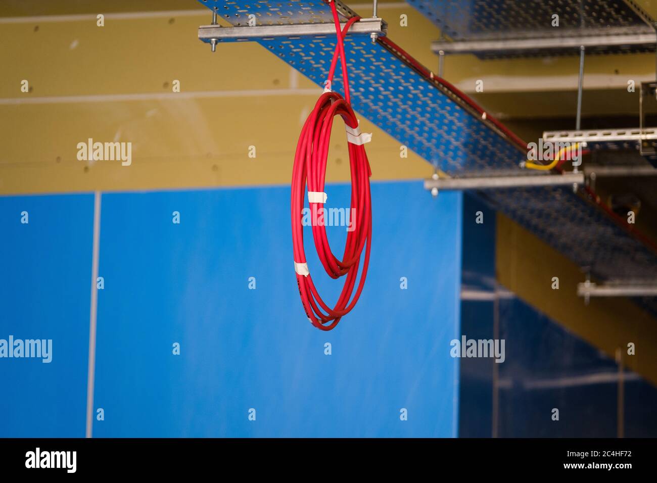 La bobine de câble électrique est suspendue au plafond dans le bâtiment en construction Banque D'Images