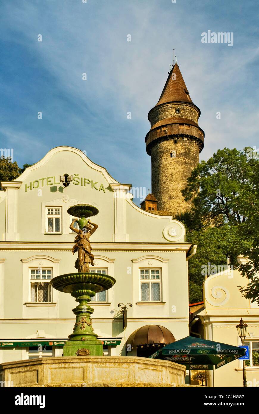 Truba tour du château au Musée Zdeněk Burian et fontaine à Náměstí à Štramberk, Moravskoslezský kraj République Tchèque, Banque D'Images