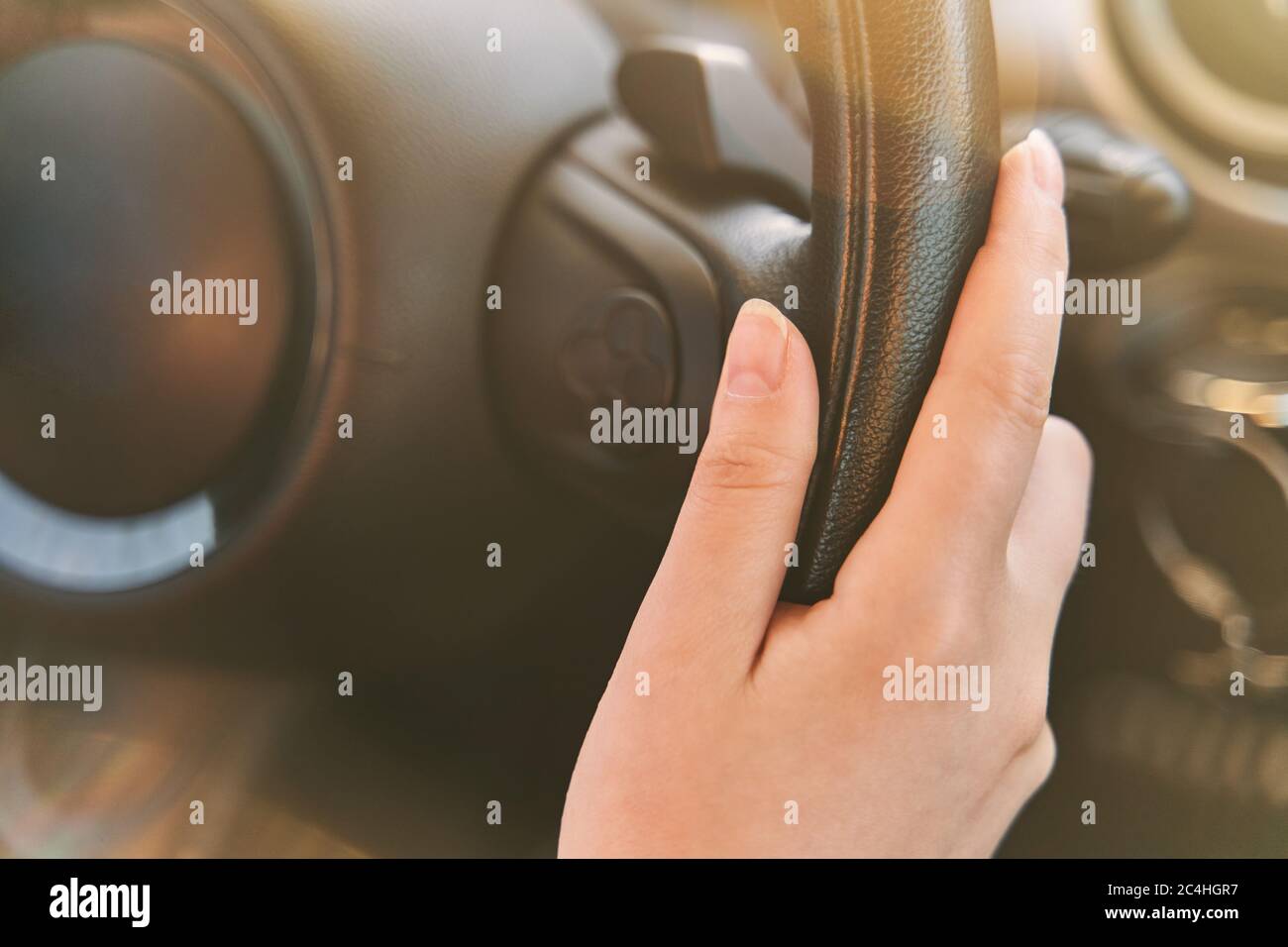 Les mains sur le volant d'une voiture pendant la conduite. Banque D'Images
