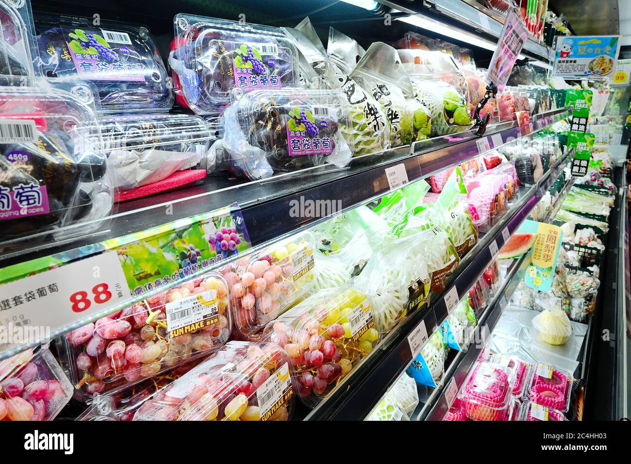 Taipei, Taïwan - 1er JUIN 2020 : divers légumes et produits agricoles en rayon dans le supermarché. Taipei, Taïwan. Banque D'Images