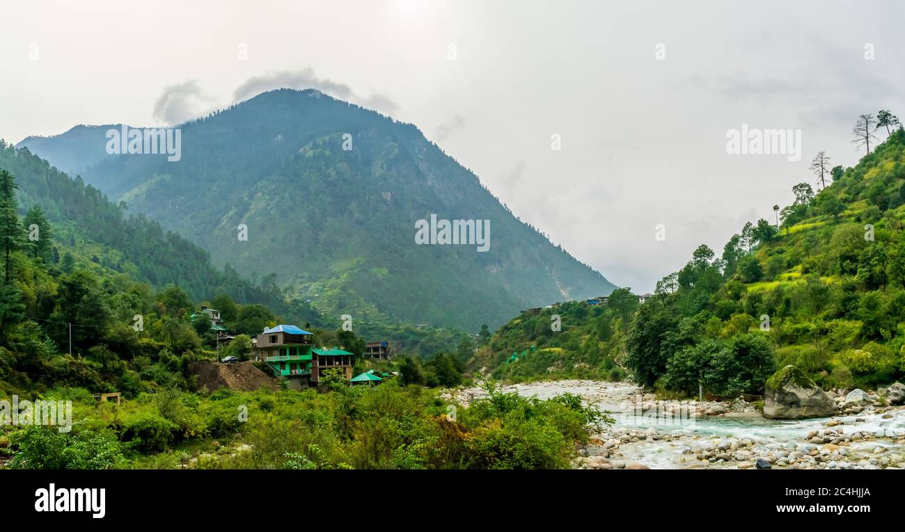 Une rivière de montagne, Gushaini, vallée de Tirthan, Himachal Pradesh, Inde Banque D'Images