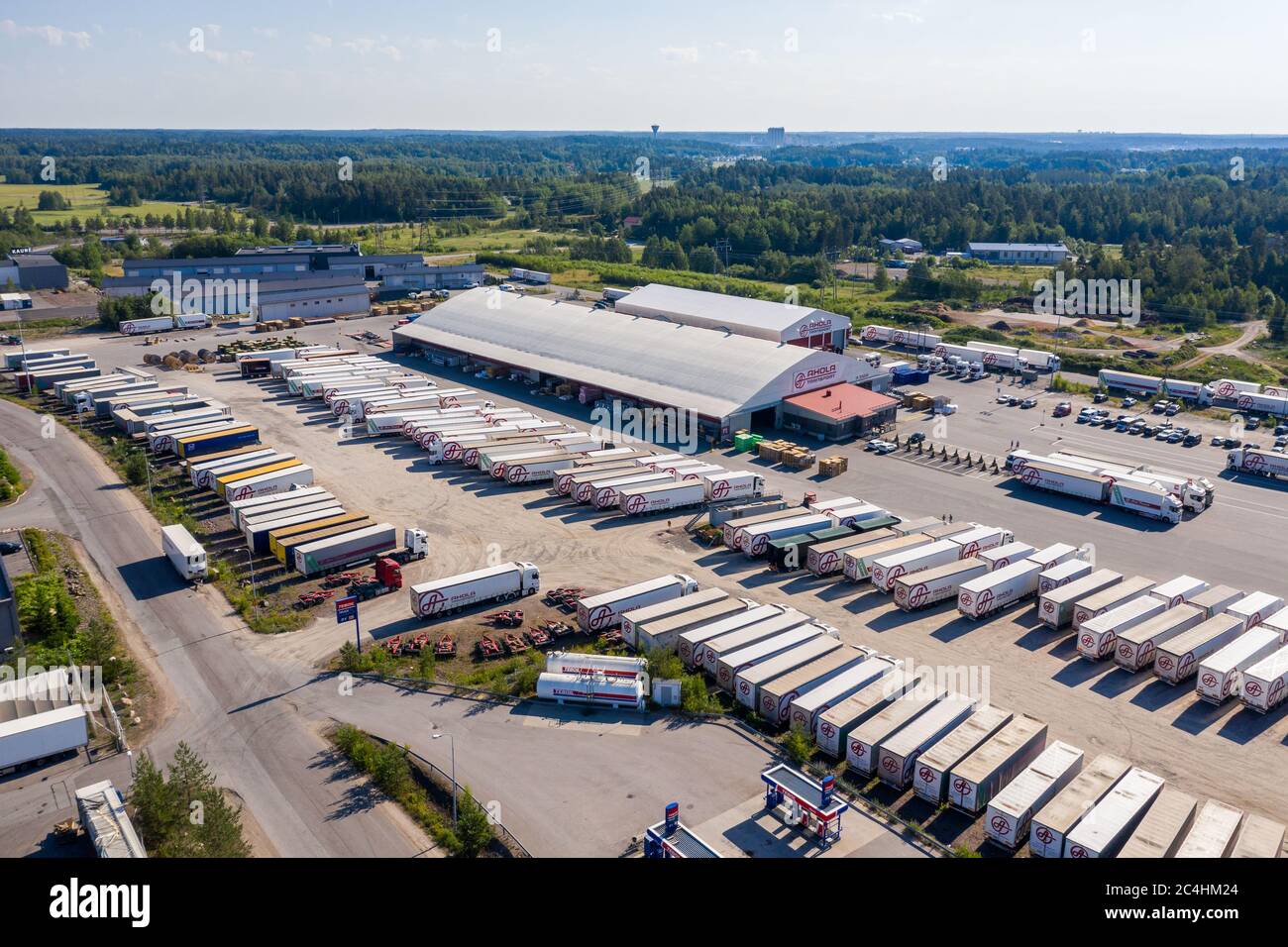 Vue aérienne du centre de transport d'Ahola à Naantali, en Finlande, et de nombreux camions-remorques dehors en été Banque D'Images