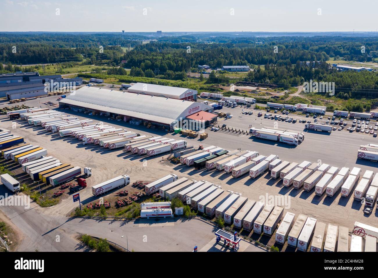 Vue aérienne du centre de transport d'Ahola à Naantali, en Finlande, et de nombreux camions-remorques dehors en été Banque D'Images