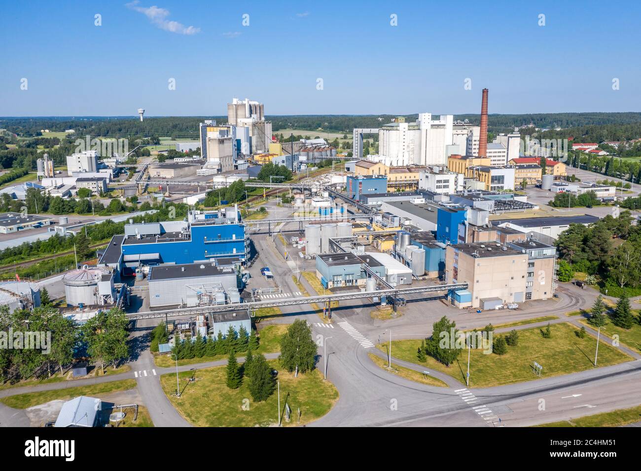Vue aérienne d'une usine alimentaire et siège du groupe Raisio à Raisio, Finlande, en été. Banque D'Images