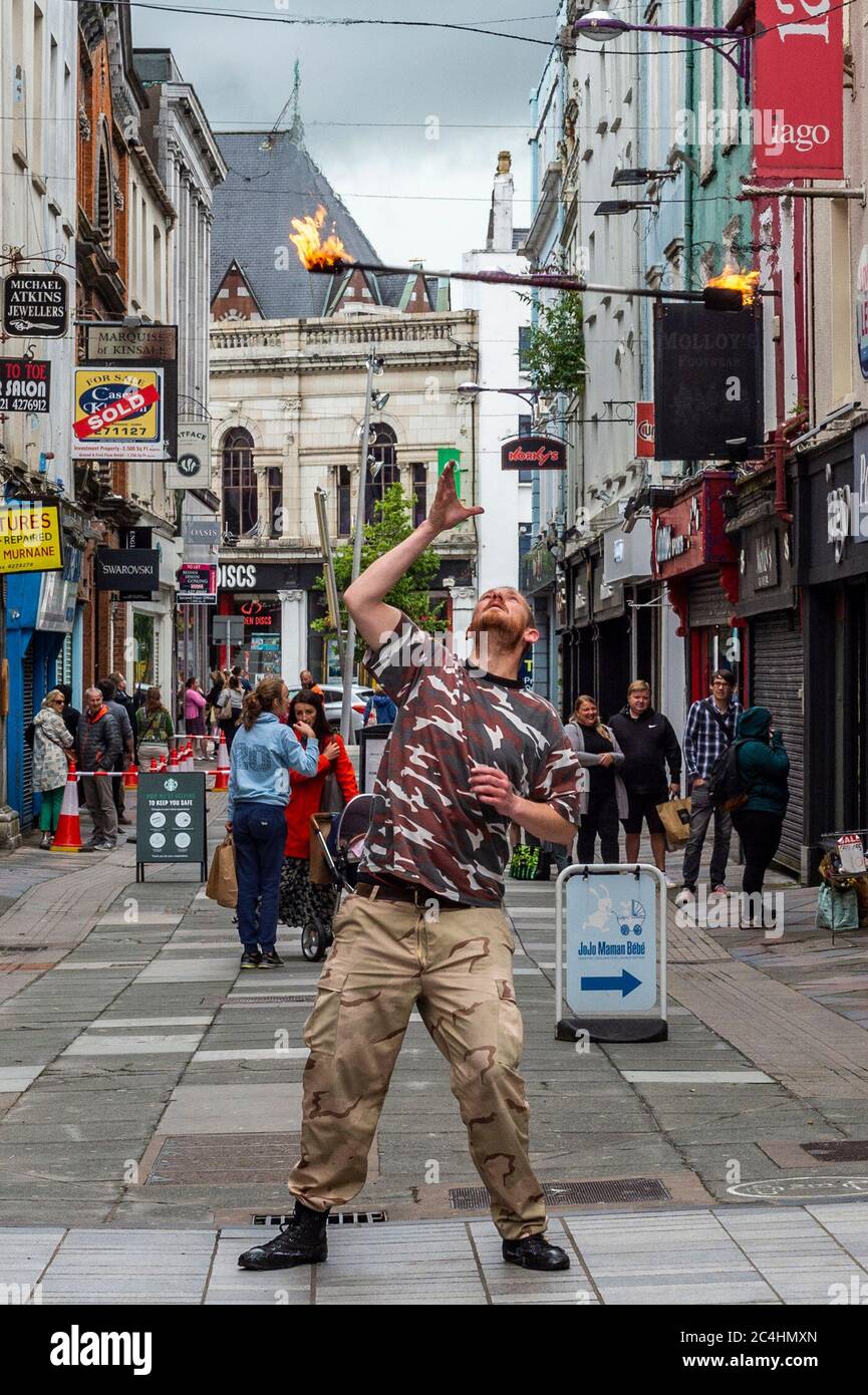 Cork, Irlande. 27 juin 2020. Un homme s'amuse avec un bâton à Cork. 'Gruby Grove', artiste polonais, joue avec le feu depuis 4 ans. Crédit : AG News/Alay Live News Banque D'Images