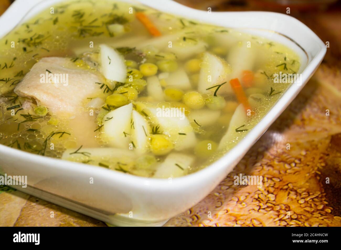 Soupe délicieuse avec viande dans une assiette carrée Banque D'Images