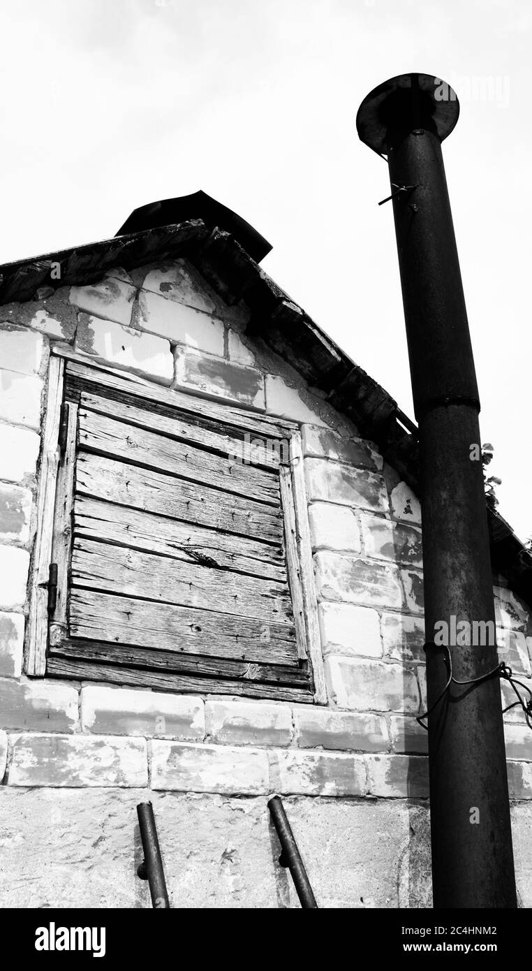 Ancien toit d'une maison avec cheminée, photo noir et blanc Banque D'Images