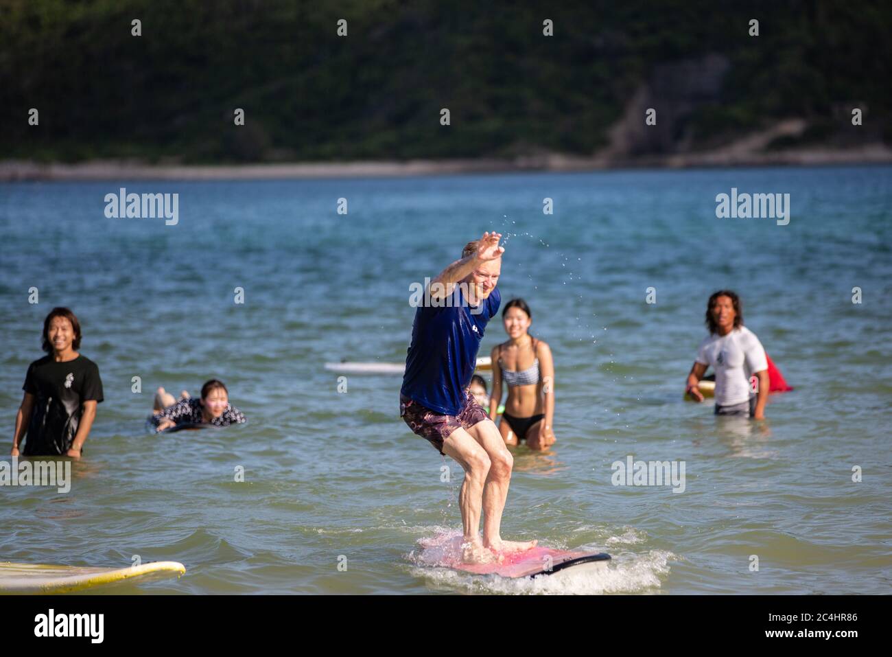Sanya, province chinoise de Hainan. 27 juin 2020. Un homme apprend le surf dans la mer à Sanya, province de Hainan, au sud de la Chine, le 27 juin 2020. Crédit: Zhang Liyun/Xinhua/Alay Live News Banque D'Images