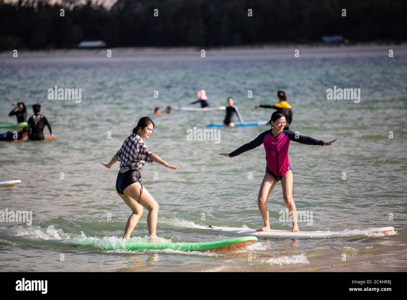 Sanya, province chinoise de Hainan. 27 juin 2020. Les gens apprennent le surf dans la mer à Sanya, province de Hainan, au sud de la Chine, le 27 juin 2020. Crédit: Zhang Liyun/Xinhua/Alay Live News Banque D'Images