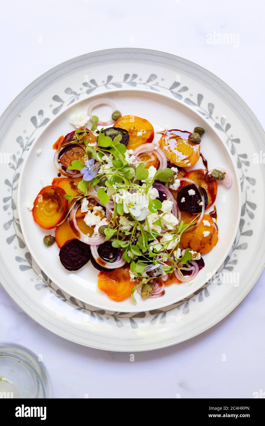 Salade de betteraves jaunes et rouges avec fromage feta Banque D'Images