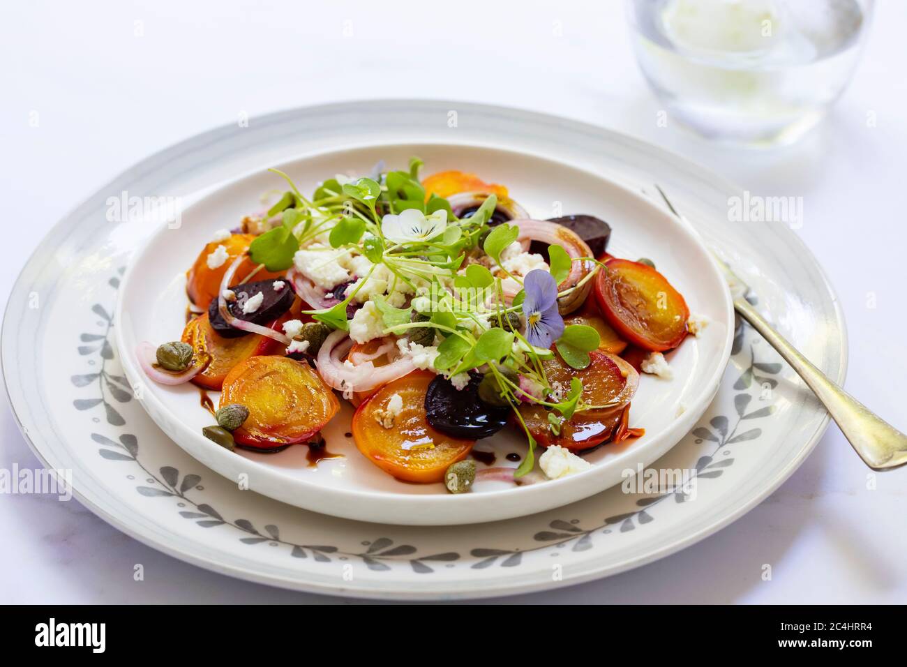 Salade de betteraves jaunes et rouges avec fromage feta Banque D'Images