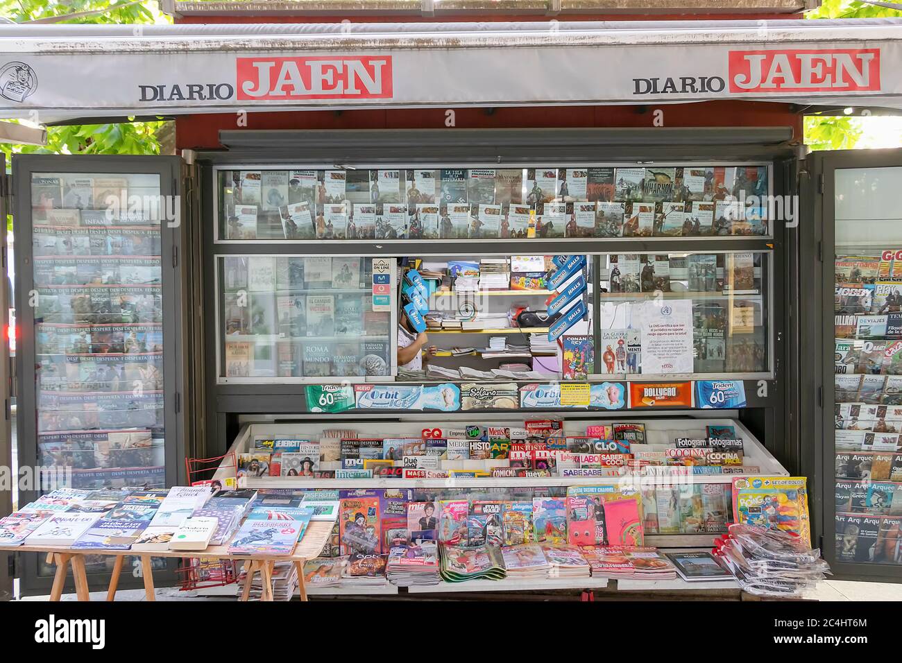 Jaen, Espagne - 19 juin 2020 : kiosque de presse avec journaux, magazines et divers documents imprimés à Ubeda, Jaen, Espagne Banque D'Images