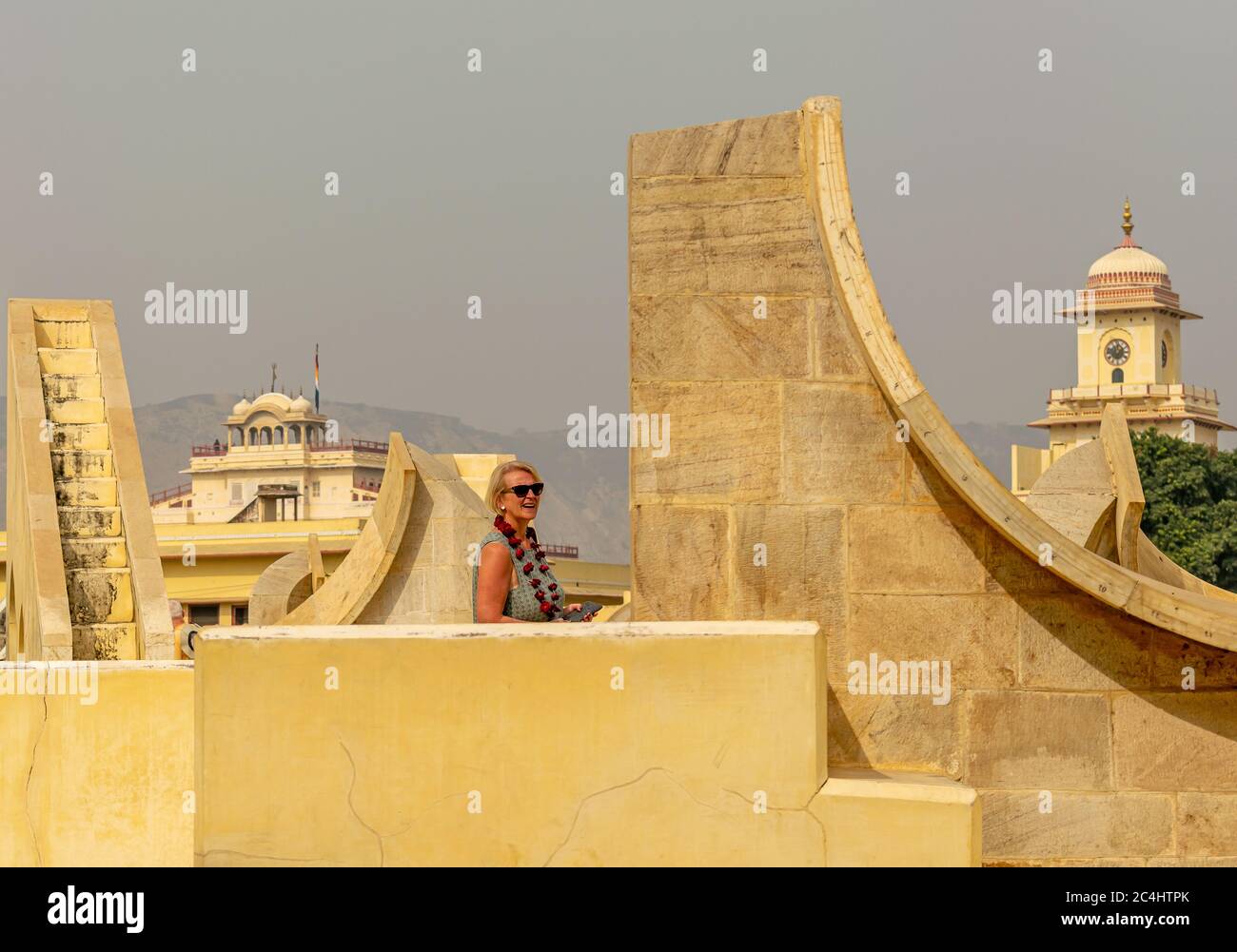 Jantar Mantar, Jaipur, Rajasthan, Inde; Feb, 2020 : une touriste de race blanche explorant le Jantar Mantar, Jaipur, Rajasthan, Inde Banque D'Images