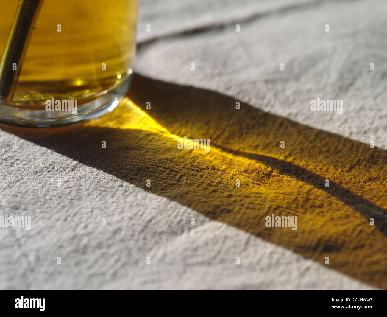lumière du soleil qui brille à travers un verre de bière lager Banque D'Images