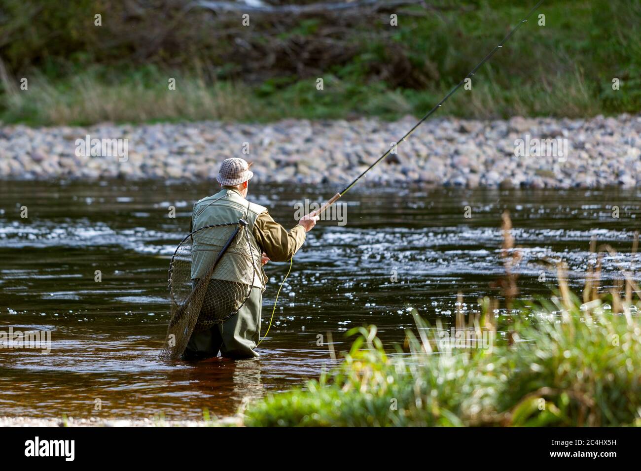 Pêcheur à la mouche pour les saumons remonter le cours d'eau North Esk Montrose Ecosse UK Banque D'Images