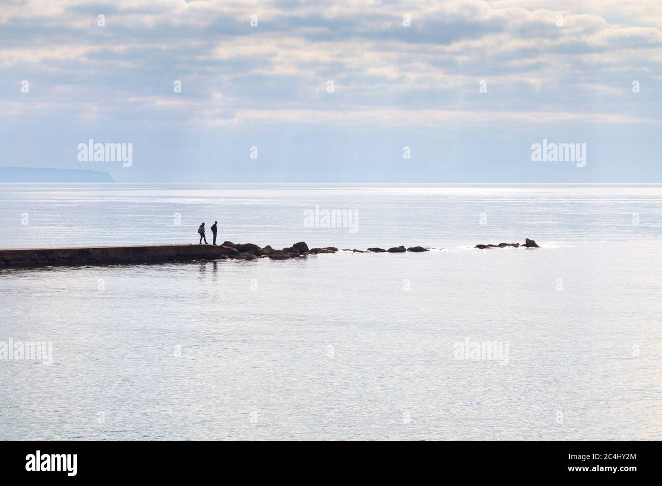 Silhouettes de personnes contre la mer à Platja de CAN Pere Antoni, Palma, Majorque, Espagne Banque D'Images