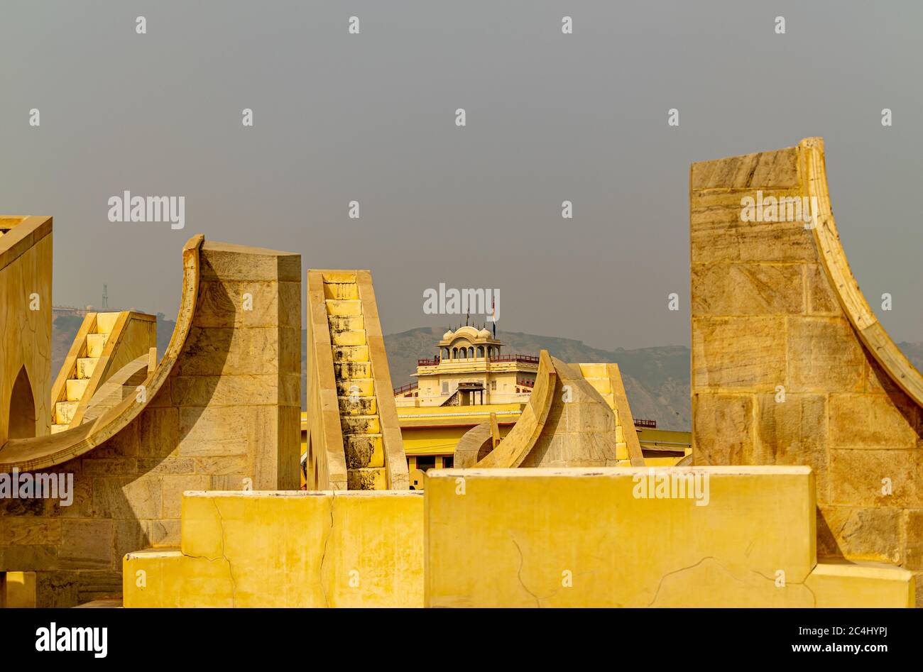 Différents cadrans solaires dans le Jantar Mantar, Jaipur, Rajasthan, Inde Banque D'Images