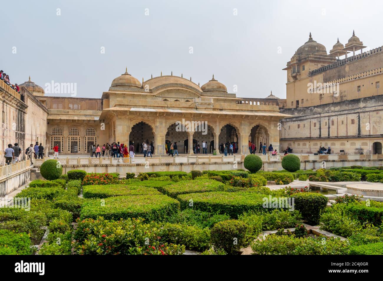 Jaipur, Rajasthan, Inde; Feb, 2020 : le jardin devant le Seesh Mahal à Amber fort, Jaipur, Rajasthan, Inde Banque D'Images