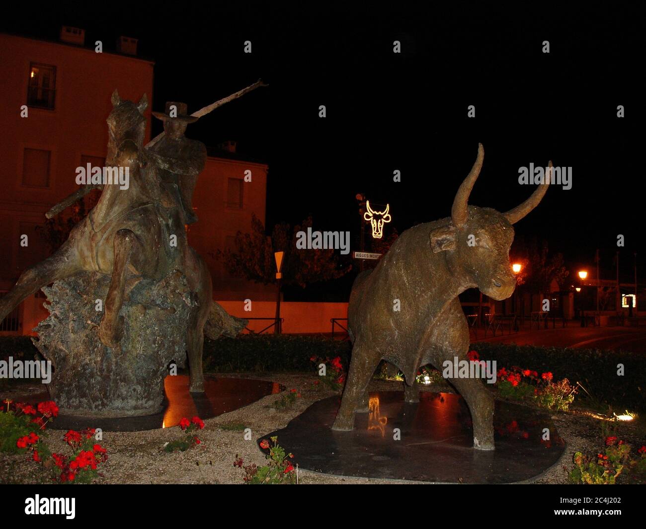 La sculpture de Camargue Gardien à cheval près du taureau célèbre la culture de la région des Bouches de Rhône. Banque D'Images