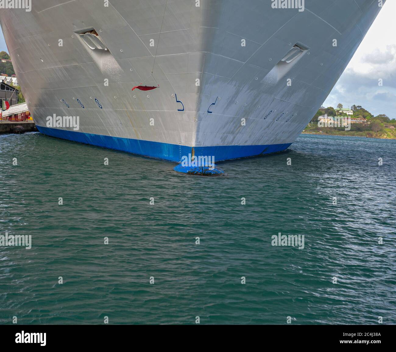 Gros plan d'un arc semi-submergé d'un navire amarré au port de Tortola, aux îles Vierges britanniques Banque D'Images
