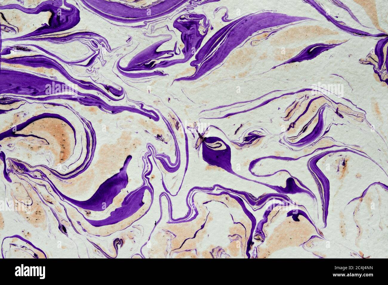 Motif abstrait en marbre de bricolage dans des vagues fluides et des boucles de pigment violet, beige et blanc dans une texture plein cadre Banque D'Images