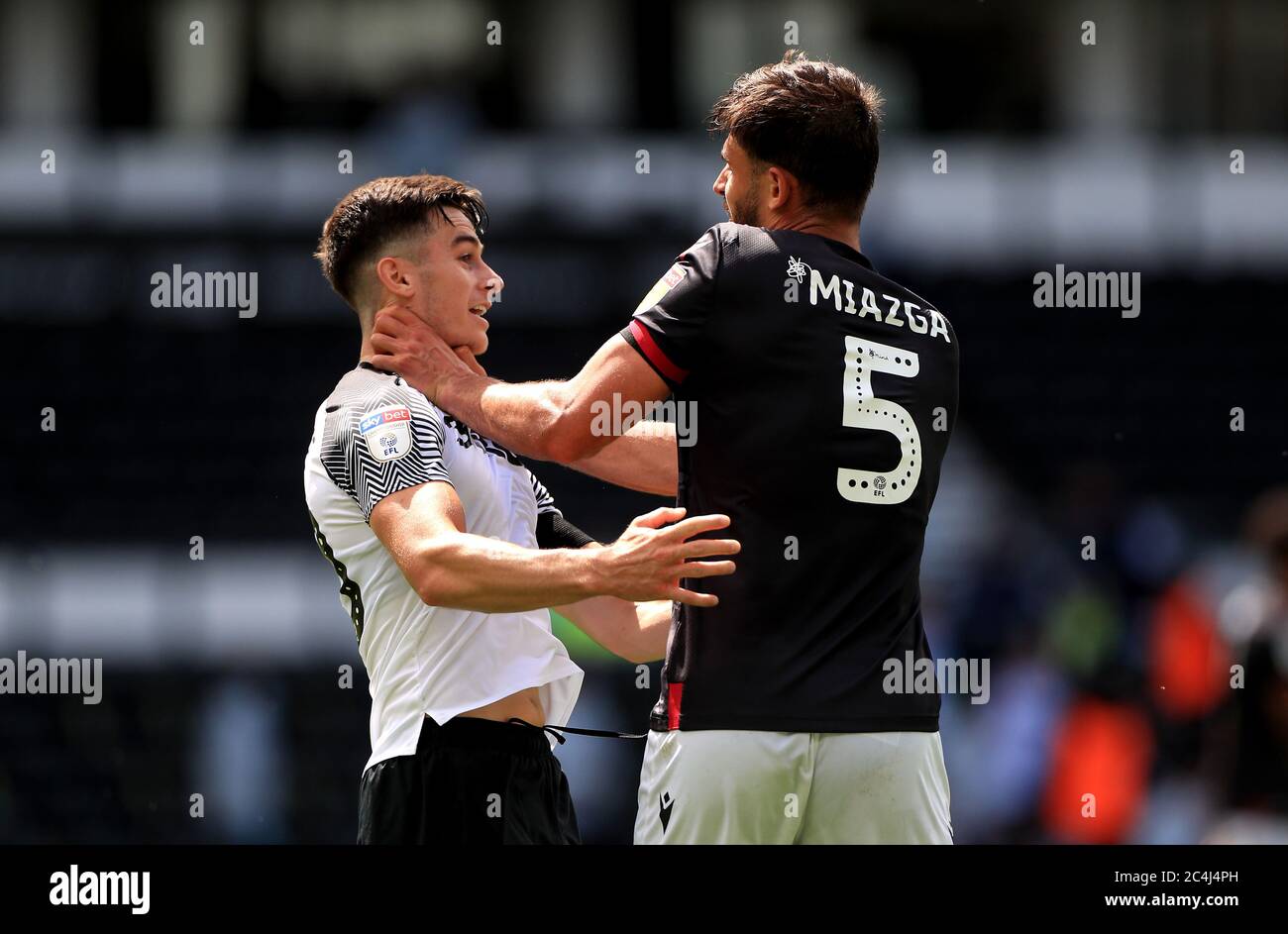 Matt Miazga de Reading et Tom Lawrence de Derby County avant que les deux soient présentés une carte rouge lors du match de championnat Sky Bet au Pride Park, Derby. Banque D'Images