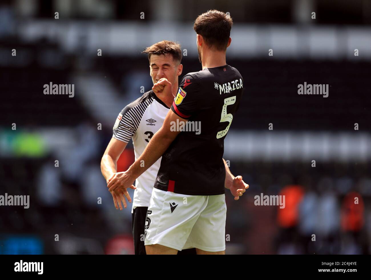 Matt Miazga de Reading et Tom Lawrence de Derby County avant que les deux soient présentés une carte rouge lors du match de championnat Sky Bet au Pride Park, Derby. Banque D'Images